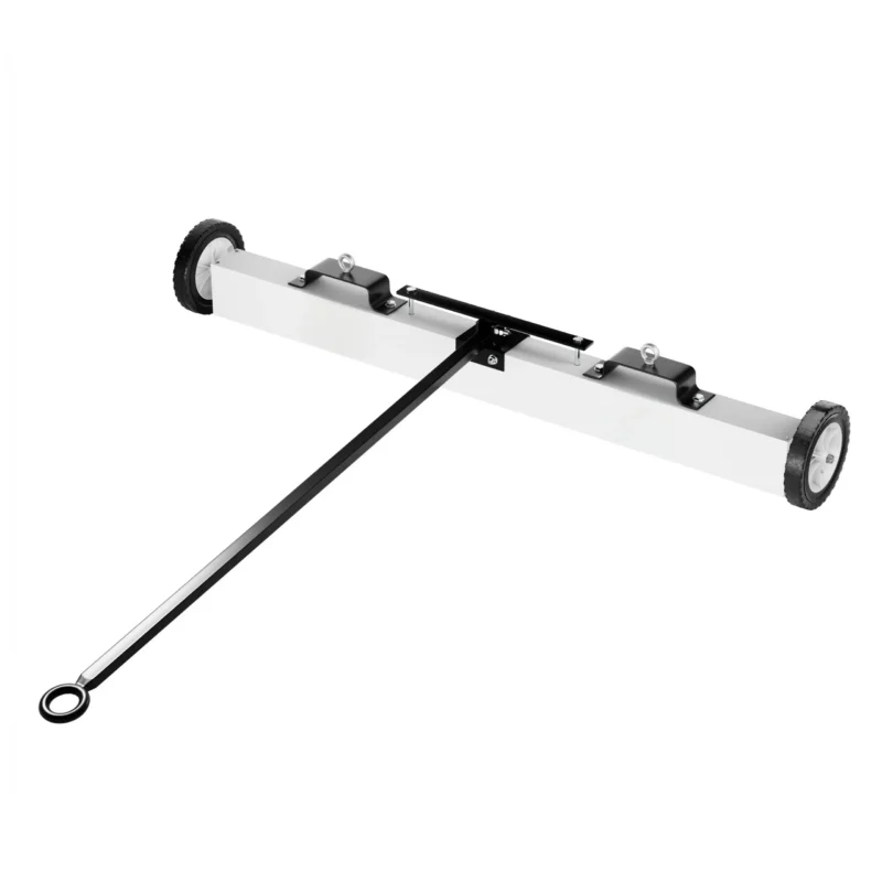 Magnetische terreinbezem met wielen en lange trekstang, productfoto, voor het verzamelen van metaal op bouwplaats en terrein